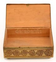Réz borítású dobozka, mulatós jelenettel. Jelzett. 9x6x4 cm