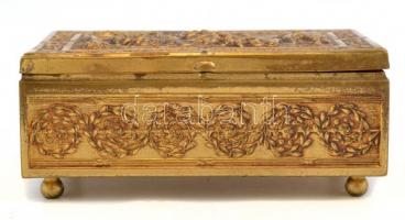 Réz borítású dobozka, mulatós jelenettel. Jelzett. 9x6x4 cm