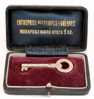 cca 1900 Kis kulcs díszdobozban, budapesti temetkezési cég díszdobozában. Kriptakulcs? 8x4,5 cm