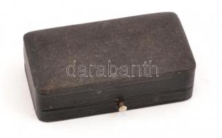 cca 1900 Kis kulcs díszdobozban, budapesti temetkezési cég díszdobozában. Kriptakulcs? 8x4,5 cm