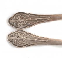 2 db jelzett fém kiskanál puska, vadász motívummal. 13 cm