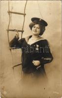 Lady smoking a cigarette, dressed as a mariner of the Imperial German Navy (Kaiserliche Marine) (fa)
