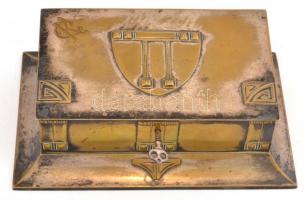 Art deco fém ládika kulccsal, selyem béléssel, kopottas állapotban, 13,5x21x7 cm