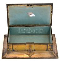 Art deco fém ládika kulccsal, selyem béléssel, kopottas állapotban, 13,5x21x7 cm