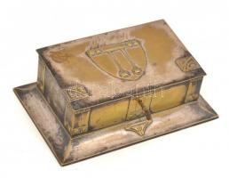 Art deco fém ládika kulccsal, selyem béléssel, kopottas állapotban, 13,5x21x7 cm