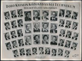 1955 Dobó Katalin Közgazdasági Leánygimnázium tanárai és végzett hallgatói, kistabló nevesített portrékkal, hátoldalán a diákok aláírásaival, gyűrődésekkel, felső sarkainál megtört18x24 cm