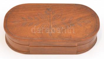 Faragott fa dobozka, benne két borostyán utánzat nyaklánc