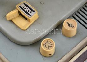 cca 1960 retró szovjet hordozható lemezjátszó tokkal, kopásnyomokkal