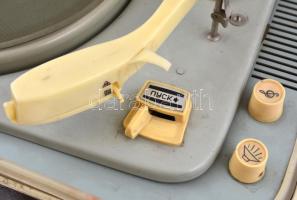 cca 1960 retró szovjet hordozható lemezjátszó tokkal, kopásnyomokkal