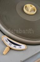 cca 1960 retró szovjet hordozható lemezjátszó tokkal, kopásnyomokkal