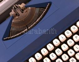 cca 1970 Abc műanyag írógép, eredeti tokjában, kissé kopott, összességében jó állapotban + 5 db íróg...