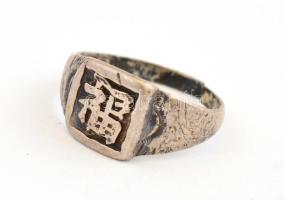 Ezüst(Ag) szerencsét hozó kínai gyűrű, jelzett, törött, méret: 24, nettó: 2,9 g