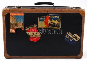 Régi kis bőrönd, címkékkel, egyik oldalon a varrás sérült, 48×30×14 cm
