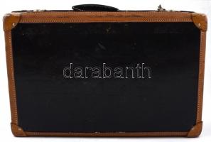 Régi kis bőrönd, címkékkel, egyik oldalon a varrás sérült, 48×30×14 cm