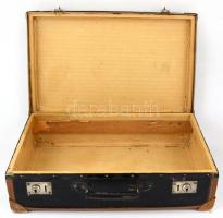 Régi kis bőrönd, címkékkel, egyik oldalon a varrás sérült, 48×30×14 cm