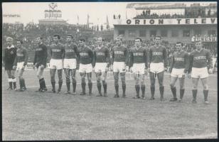 1969 Ferencváros-Diósgyőr (2:0) mérkőzésen a Ferencváros csapatának tagjai, hátoldalon feliratozott fotó, a csapattagok neveinek felsorolásával, 11×17,5 cm