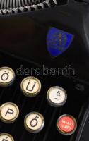 cca 1940 Triumph Durabel hordozható írógép magyar billentyűkkel, eredeti, kopott tokjában. "Tri...