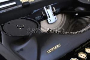 cca 1940 Triumph Durabel hordozható írógép magyar billentyűkkel, eredeti, kopott tokjában. "Tri...