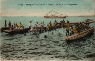 Dakar, Piroguiers / steamship, pirogues, native canoeses