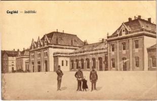 1918 Cegléd, Indóház, vasútállomás, vasutasok. Vasúti Levelezőlapárusítás 9109. (EK)
