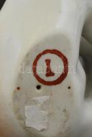 Drasche porcelán jegesmedvepár, kézzel festett, jelzett, kis kopásnyomokkal, m: 10,5 cm