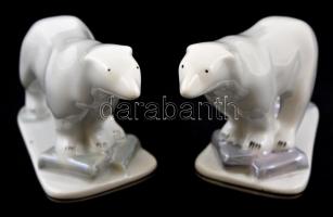 Román porcelán jegesmedvepár, kézzel festett, jelzett, kis kopásnyomokkal, m: 9 cm