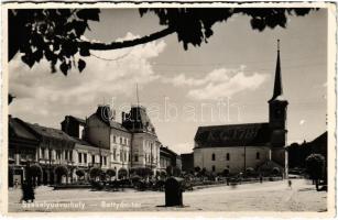 1943 Székelyudvarhely, Odorheiu Secuiesc; Battyán tér, templom, Ferencz Vilma Hecser gyógyszertár, Persián üzlete, Soha Aladár könyv és papírkereskedése / sqare, church, pharmacy, shops (EK)