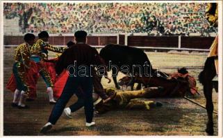 Corrida de Toros, Una caida al descubierto / Spanish folklore, bullfight, matadore. L. Roisin (Barcelona)