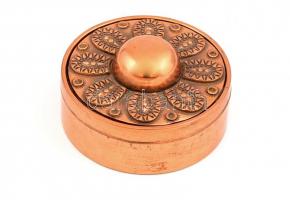 Réz ékszerdobozka, belül piros szövet borítással, benne különféle ásványokkal (6 db) és egy ásvány l...