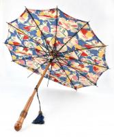 cca 1920 Régi napernyő, fa nyéllel, a fa markolaton faragással, az ernyőn javítással, az egyik csúcsáról levált a szövet, d: 71 cm, h: 58 cm