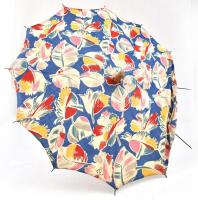 cca 1920 Régi napernyő, fa nyéllel, a fa markolaton faragással, az ernyőn javítással, az egyik csúcs...