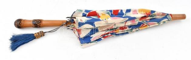 cca 1920 Régi napernyő, fa nyéllel, a fa markolaton faragással, az ernyőn javítással, az egyik csúcs...