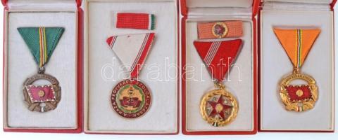 Vegyes 15db-os szocialista kitüntetés tétel, közte "Tanácsköztársasági Emlékérem" és "...