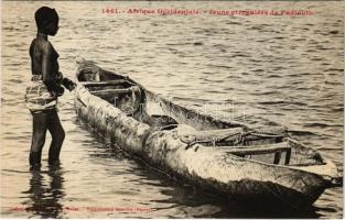 Jeune piroguiére de Fadiouth / pirogue, native canoes