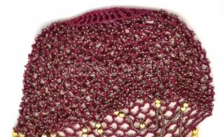 Régi gyöngyökkel díszített fejdísz, kis sérüléssel