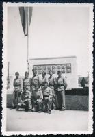 1939 Katonák a pécsi országzászló előtt, fotó, 9×6 cm
