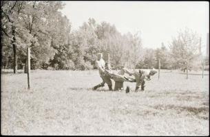 cca 1938-1945 Katonafotók a II. világháborúból, 13 db fotónegatív, 6×9 cm