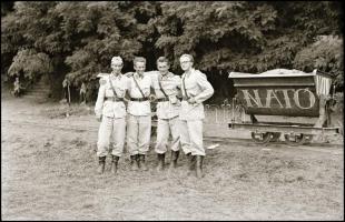 cca 1938-1945 Katonafotók a II. világháborúból, 13 db fotónegatív, 6×9 cm