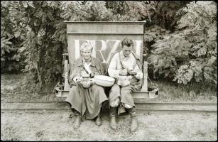 cca 1938-1945 Katonafotók a II. világháborúból, 13 db fotónegatív, 6×9 cm