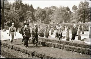 cca 1938-1945 Katonafotók a II. világháborúból, 13 db fotónegatív, 6×9 cm