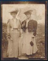 cca 1900 Hölgyek kalappal és ernyővel, fotó, 11×9 cm