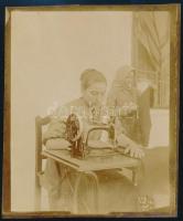 cca 1900 Nő varrógéppel, fotó, 10×9 cm
