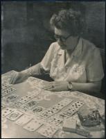 Kártyázó hölgy, jelzetlen fotó, 22×16,5 cm