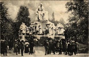 1908 Budapest V. Vörösmarty Mihály szobor, tömeg koszorúkkal