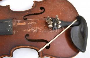 Miskolc, Elek Béla mester jelzett hegedű. Kissé hiányos Megviselt tokkal, vonóval,