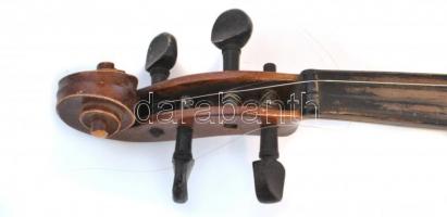 Miskolc, Elek Béla mester jelzett hegedű. Kissé hiányos Megviselt tokkal, vonóval,