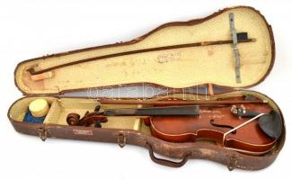 Miskolc, Elek Béla mester jelzett hegedű. Kissé hiányos Megviselt tokkal, vonóval,