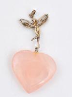 Szív alakú rózsakvarc medál ezüst(Ag) angyalos díszítéssel, jelzés nélkül, h: 5,5 cm, bruttó: 13 g