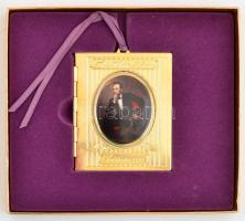 1999-es Fehér Házi karácsonyi dekoráció eredeti dobozában, tájékoztatóval, szép állapotban, 8x6,5 cm