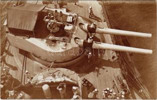 Osztrák-magyar haditengerészet matrózai fedélzeti gépfegyver használat gyakorlása közben / K.u.K. Kriegsmarine Geschützexerzieren / Austro-Hungarian Navy, mariners practicing the use of machine guns. A. Fischer Pola Nr. 583.